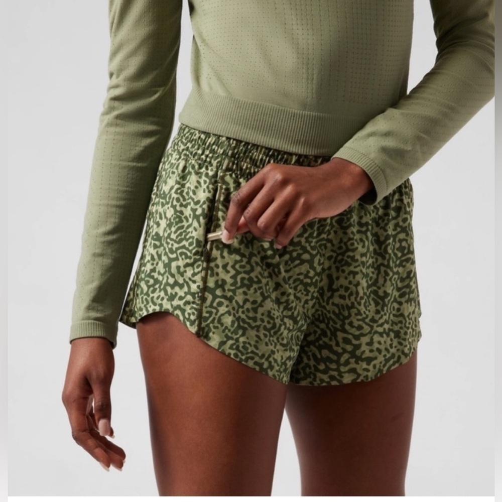 NWOT Athleta Green Leopard Print Women's Shorts - Size Medium